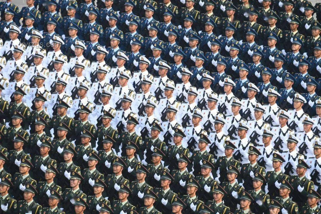 特朗普生日阅兵争议：防弹玻璃下的敬礼与全美抗议浪潮
